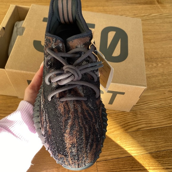 YEEZY BOOSTS 350 V2 🤎🖤 Size 6US Male - Picture 3 of 3